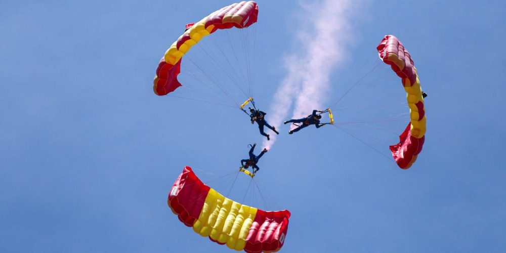La exhibición de la Patrulla Paracaidista del Ejército del Aire cierre un multitudinario Festival Internacional del Aire “El Yelmo”