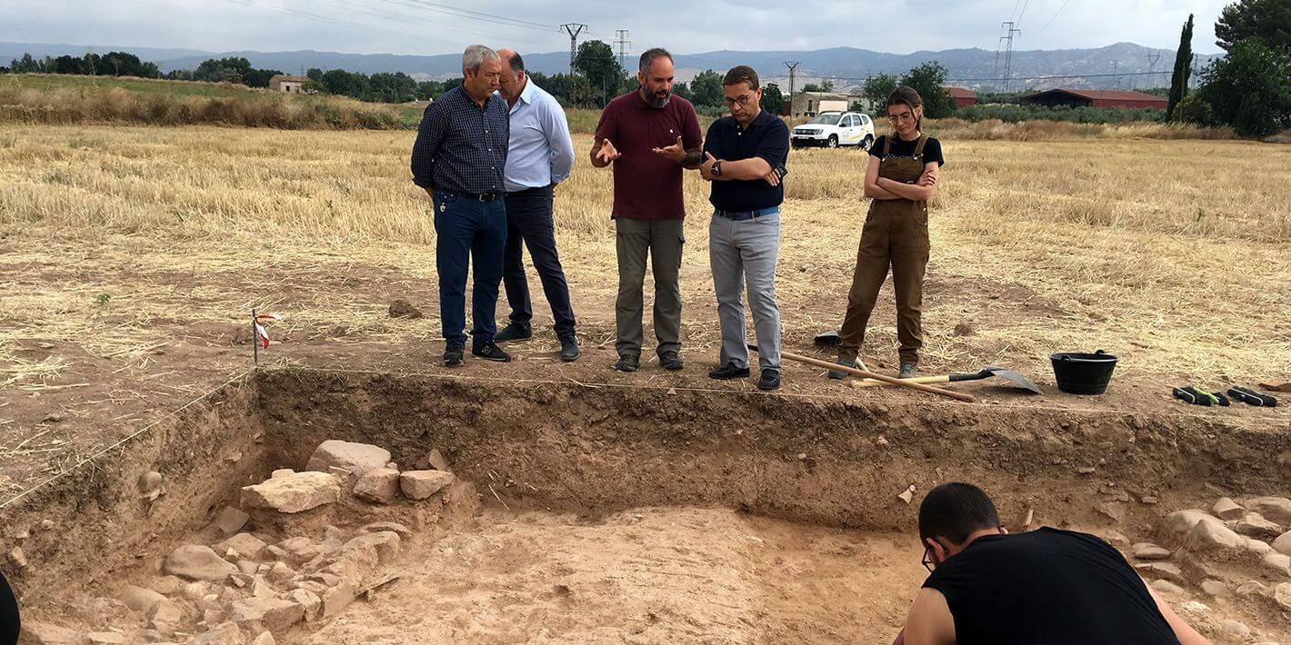 Un equipo de arqueólogos investiga las excavaciones arqueológicas en el yacimiento de Los Villares